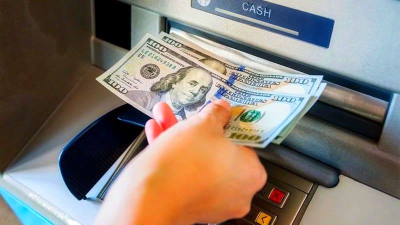 Algunos billetes mutilados pueden ser rechazados por los cajeros automáticos. Fuente: Archivo.