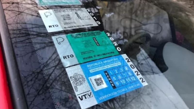 Se juntan, molestan..., pero ¡hay un método efectivo para sacar los stickers de la VTV!