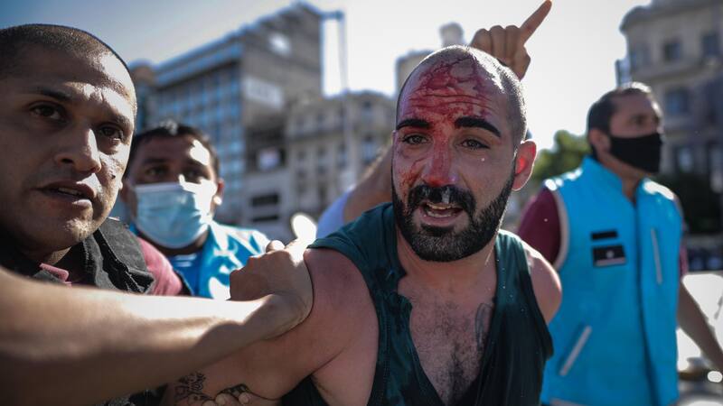 Un fanatico se va esposado de las inmediaciones de la Plaza de Mayo, con escolta de la policía porteña.