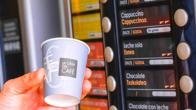 Si eres de los que no puede comenzar el día sin una taza de café en la oficina, es posible que estés poniendo en riesgo tu salud cardiovascular.