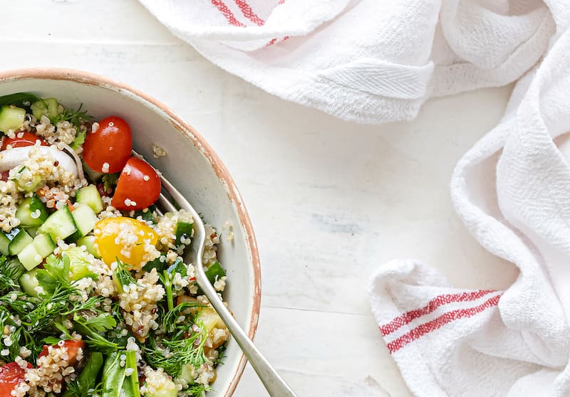 Incorporar quinoa en la dieta es sencillo y versátil, pudiendo reemplazar arroz o pasta en diversas recetas, o añadirla a ensaladas, sopas y licuados (Fuente: Freepik)