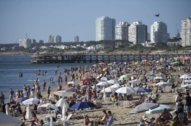 La postal de Punta del Este en enero, repleta de turistas