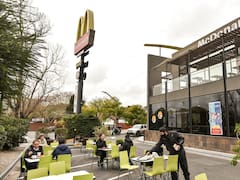 Finalmente, McDonald's sacó las mesas a los estacionamientos de sus locales