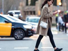 Adiós a las bandoleras: la nueva tendencia que pisa fuerte en este otoño 2025