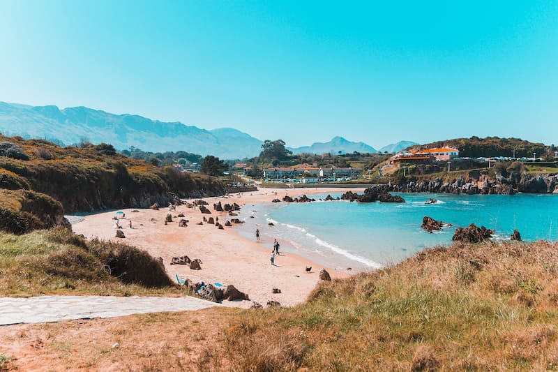 Las playas de Asturias podrían ser otras de las elegidas por los españoles por su precio. Fuente: Pixabay