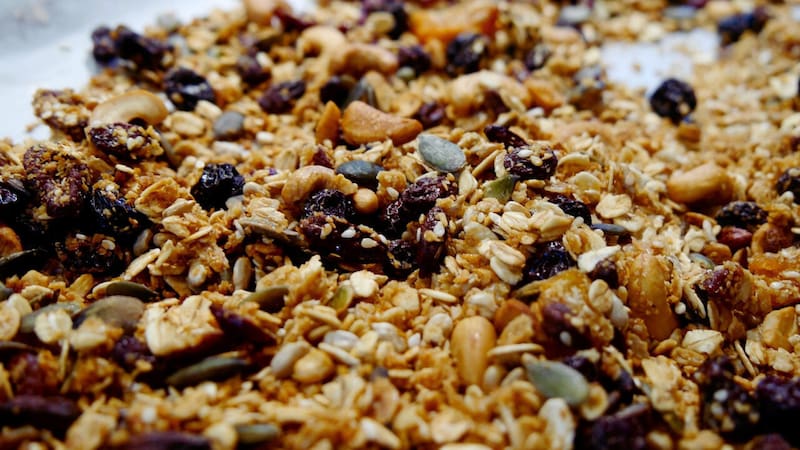 Al preparar tu propia granola, tienes el control total sobre los ingredientes, lo que te permite personalizarla según tus gustos y necesidades dietéticas. (Foto: Pixabay)