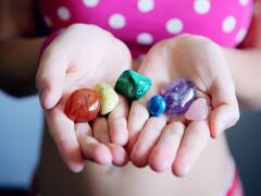 La poderosa piedra preciosa que aleja la mala suerte: es buena para los negocios y atrae la buena energía para saldar deudas