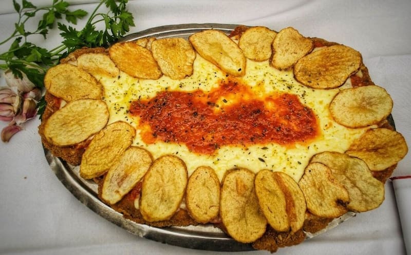 La milanesa napolitana del Bar Alemán que no necesitas cuchillo y tenedor. ¡Se corta con una cuchara! (Foto: Instagram | @baralemandevoto)