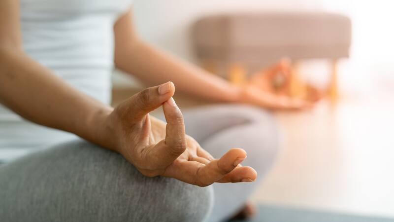 La meditación con sonido brinda calma y bienestar en medio del caos, promoviendo una profunda relajación.