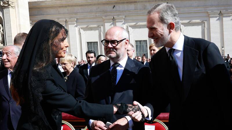 Sorpresa de la Corona Española: llegó Felipe VI y Letizia al funeral del Papa Francisco junto a líderes de todo el mundo.