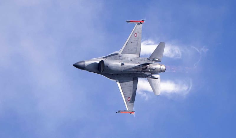 La agilidad y la capacidad de maniobra son algunas de las principales características de los aviones F16. (Foto: NA/Reuters)