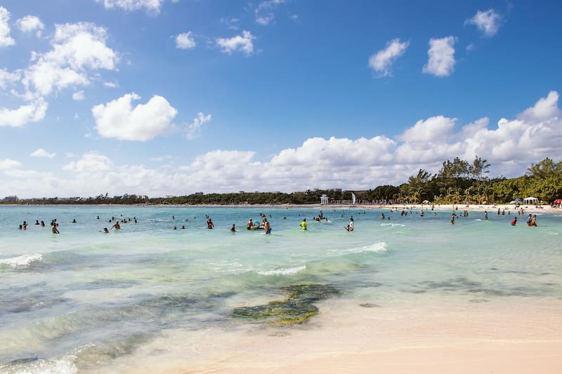 La Riviera Maya en México ofrece un clima semitropical con temperaturas anuales promedio de 26°C, ideal para disfrutar de playas. (Foto: Pixabay)