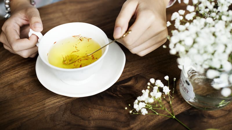 Consumir al menos una taza de manzanilla al día puede mejorar la calidad del sueño y facilitar la conciliación del mismo.