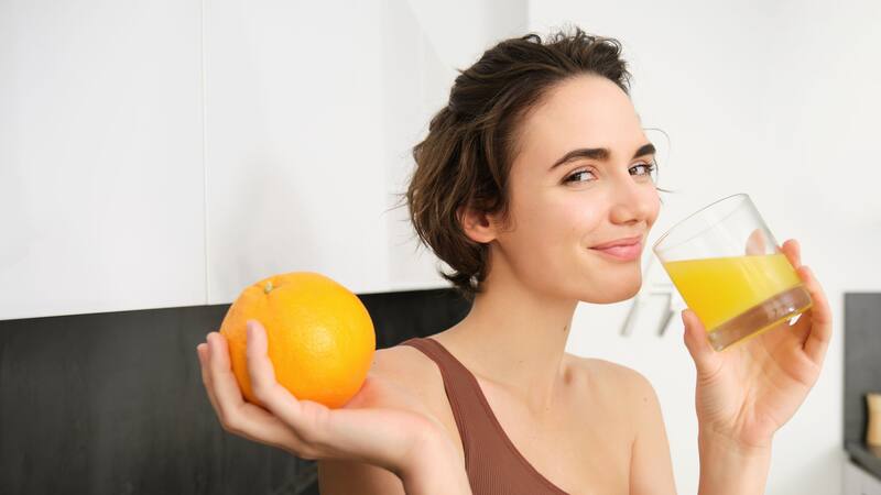 Sumar a tu dieta un vaso de jugo de naranja diario trae varios beneficios para tu salud.