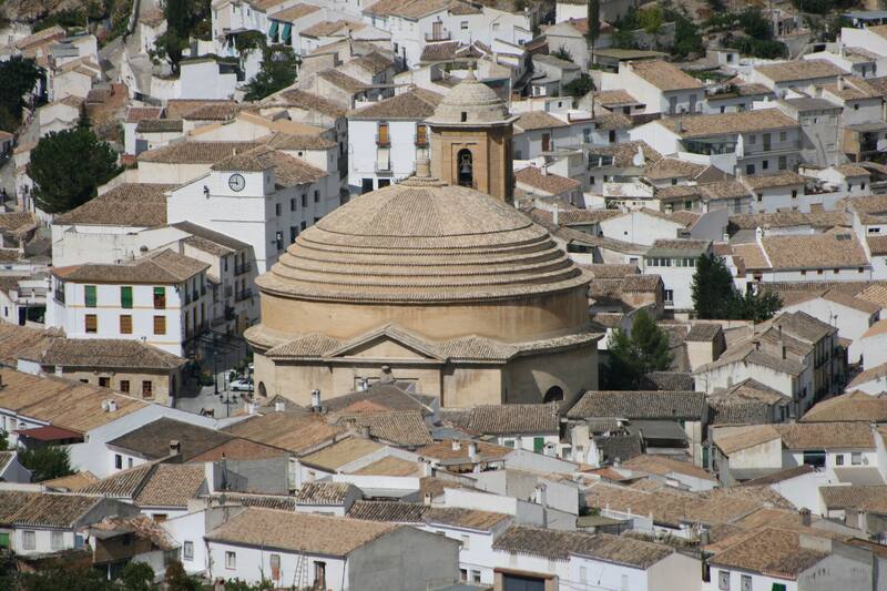 La Iglesia de la Villa domina el perfil del pueblo y recuerda el pasado nazarí y defensivo de Montefrío.(Fuente: Wikimedia Commons)