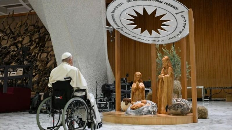 La conmovedora imagen del Papa Francisco en silla de ruedas frente al pesebre de la Navidad. (Imagen: Servicio de noticias del Vaticano)