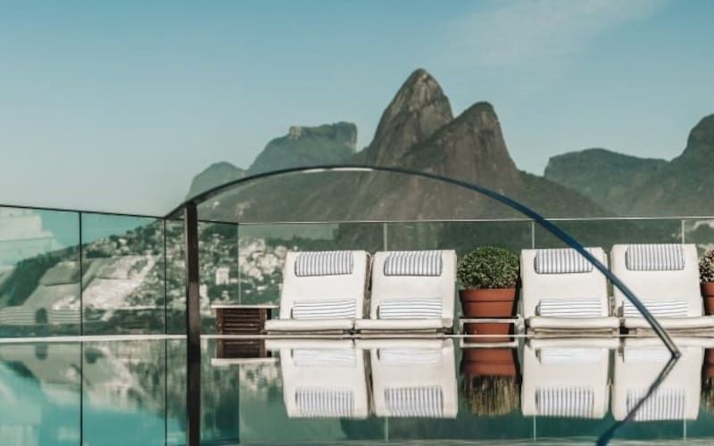 La experiencia es memorable desde el mismo inicio: un tronco de 6 toneladas de pekia certificado constituye la recepción.