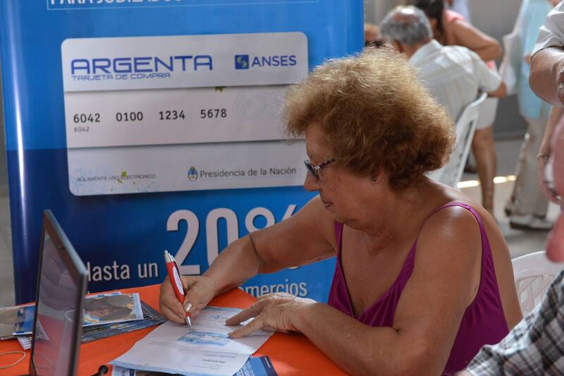 Jubilados y pensionados cobrarán un doble bono desde hoy.
