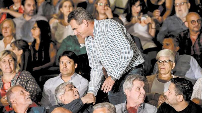 Moyano se saludó con Agustín Rossi durante el encuentro en el teatro ND Ateneo