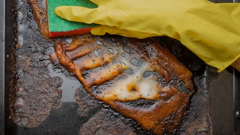 Ni vinagre ni bicarbonato: la mejor forma de quitar la grasa del horno y las asaderas.