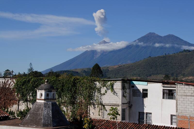 Antigua, Guatemala es reconocida por su impresionante arquitectura colonial y su cercanía al Volcán de Fuego, ofreciendo a los visitantes una experiencia única al combinar historia y naturaleza en un solo destino. (Fuente: Librex en Wikimedia Commons)