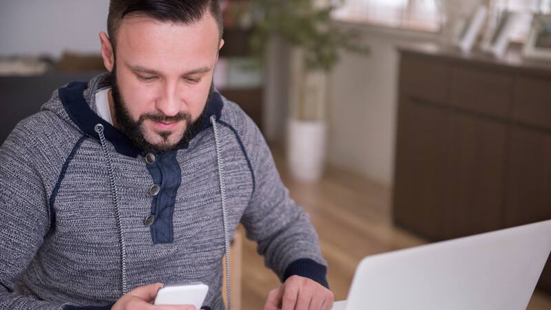 El correo fraudulento informa sobre una supuesta multa y exige el pago inmediato para evitar recargos.