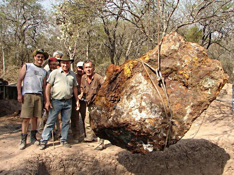 Así se ve un meteorito desenterrado. (Foto: Rock Tumbling Hobby)