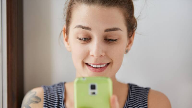 WhatsApp está probando herramientas de realidad aumentada para personalizar fotos y videos.