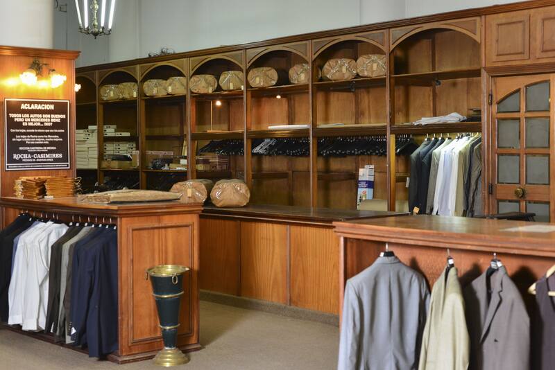 En el local, todavía se exhiben algunos trajes. Foto: Antonio Pinta