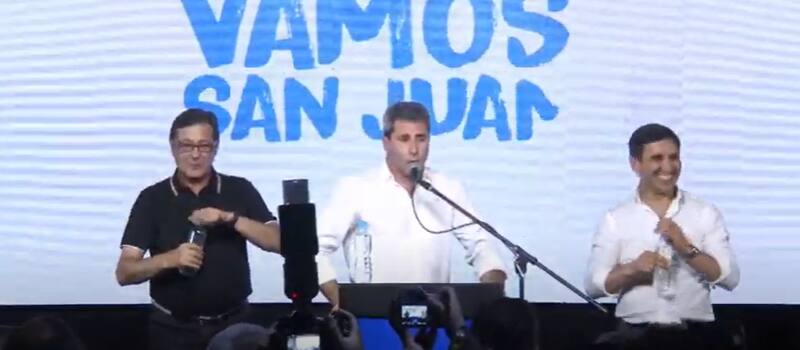 El gobernador de San Juan, Sergio Uñac, habla junto a su hermano Rubén (a la izquierda).