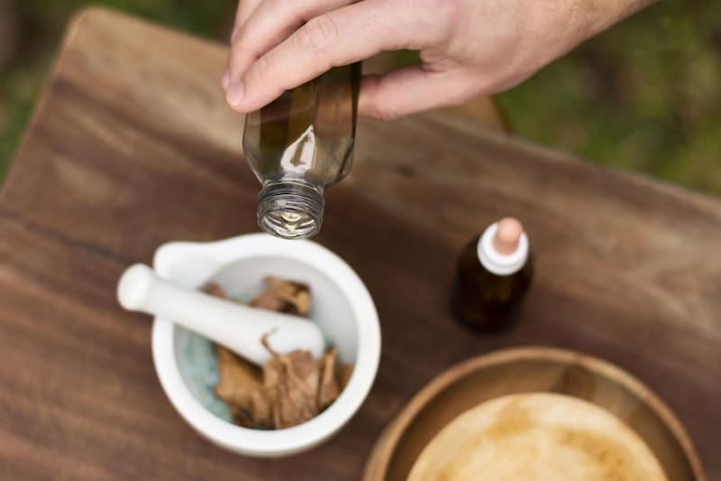 La acidez del vinagre actúa como un cortafuegos simbólico, previniendo la acumulación de energías densas (Fuente: Freepik)