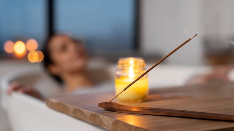 Mantener tu hogar aromatizado con inciensos como el sándalo y el copal crea un ambiente de paz y protección energética. Foto: archivo El Cronista México