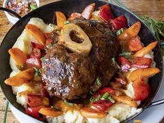 Abrió en San Telmo un restaurante temático de Perón y Evita: cuál es el auténtico 'plato justicialista' y cuánto cuesta ir a comer