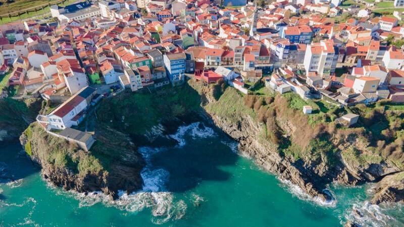 El pueblito costero en Galicia que fascina con sus coloridas callejuelas y sus playas de ensueño.