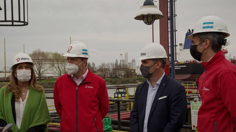 La Jefa de Gabinete de la Municipalidad de Avellaneda, Magdalena Sierra; el Director Industrial de Dapsa, José Ruggeri; el Secretario de Energía de la Nación, Darío Martínez, el Director General Ejecutivo de DAPSA y CEO de SCP, Pablo Arnaude.