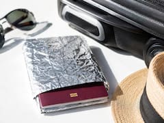 Envolver el pasaporte en papel aluminio: para qué sirve y por qué recomiendan hacerlo