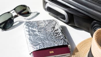Envolver el pasaporte en papel aluminio: para qué sirve y por qué recomiendan hacerlo