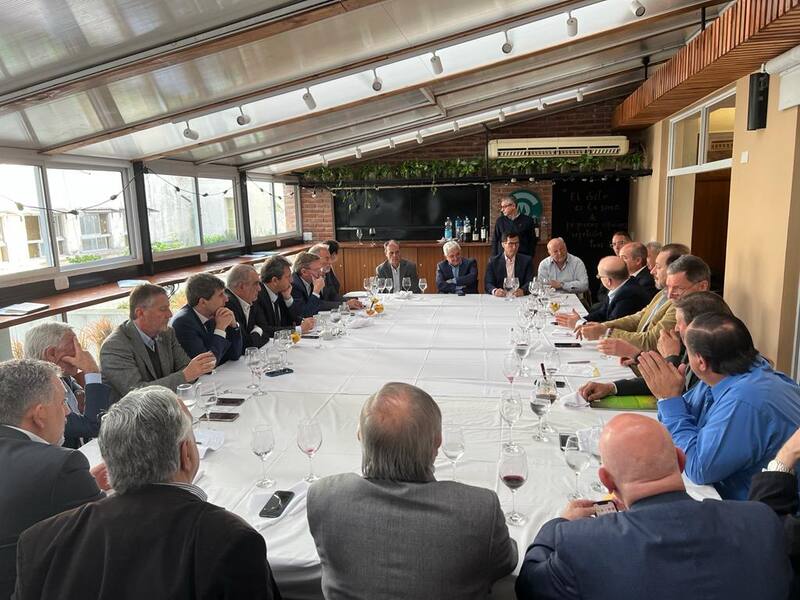 Sergio Massa junto a Juan José Bahillo y los representantes de las entidades agroindustriales.