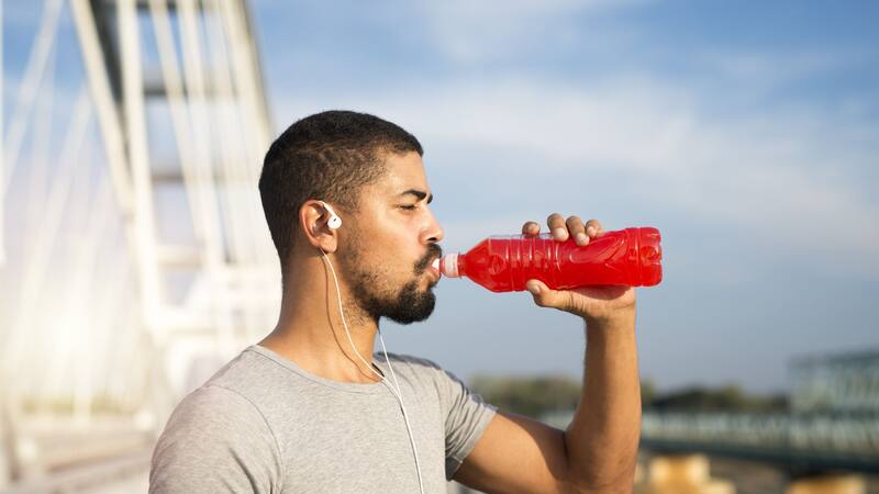 La creencia popular de que las bebidas energéticas proporcionan energía instantánea y segura está siendo cuestionada por expertos.