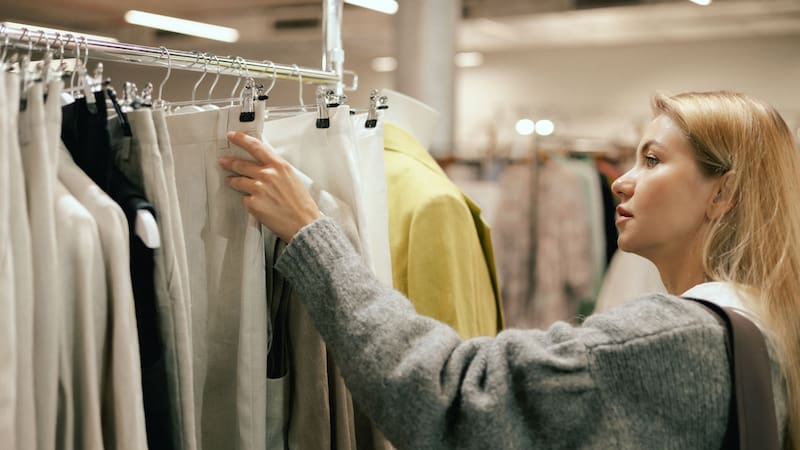 Precio Chollo | Llegaron a Lidl las faldas midi efecto piel que están en tendencia: se consiguen a menos de 10 euros