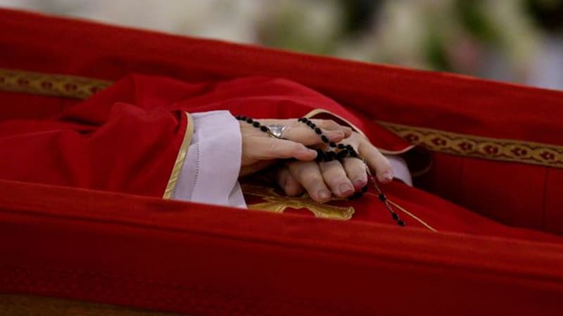 El Papa Francisco rompió con la tradición del Vaticano y planeó su propio funeral: una tumba sencilla y una lápida con su nombre.