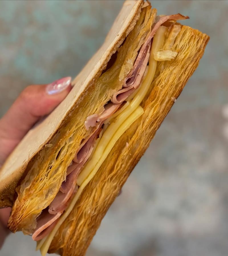 Este café es reconocido por ofrecer uno de los mejores fosforitos de CABA. (Foto: Instagram @malcriada.arg)