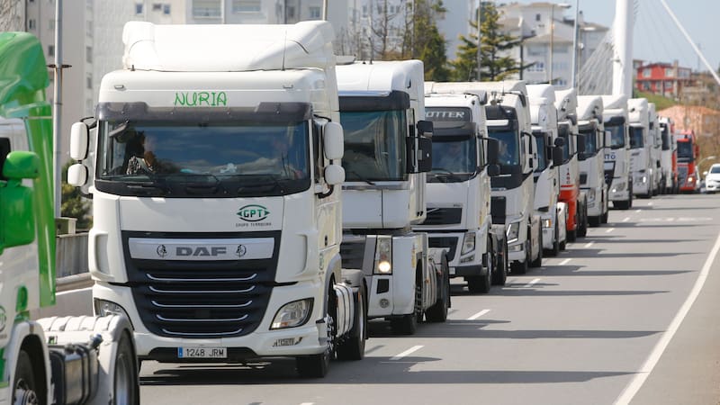 España multa a camioneros marroquíes por contrabando de combustible, fraude en impuestos y competencia desleal.