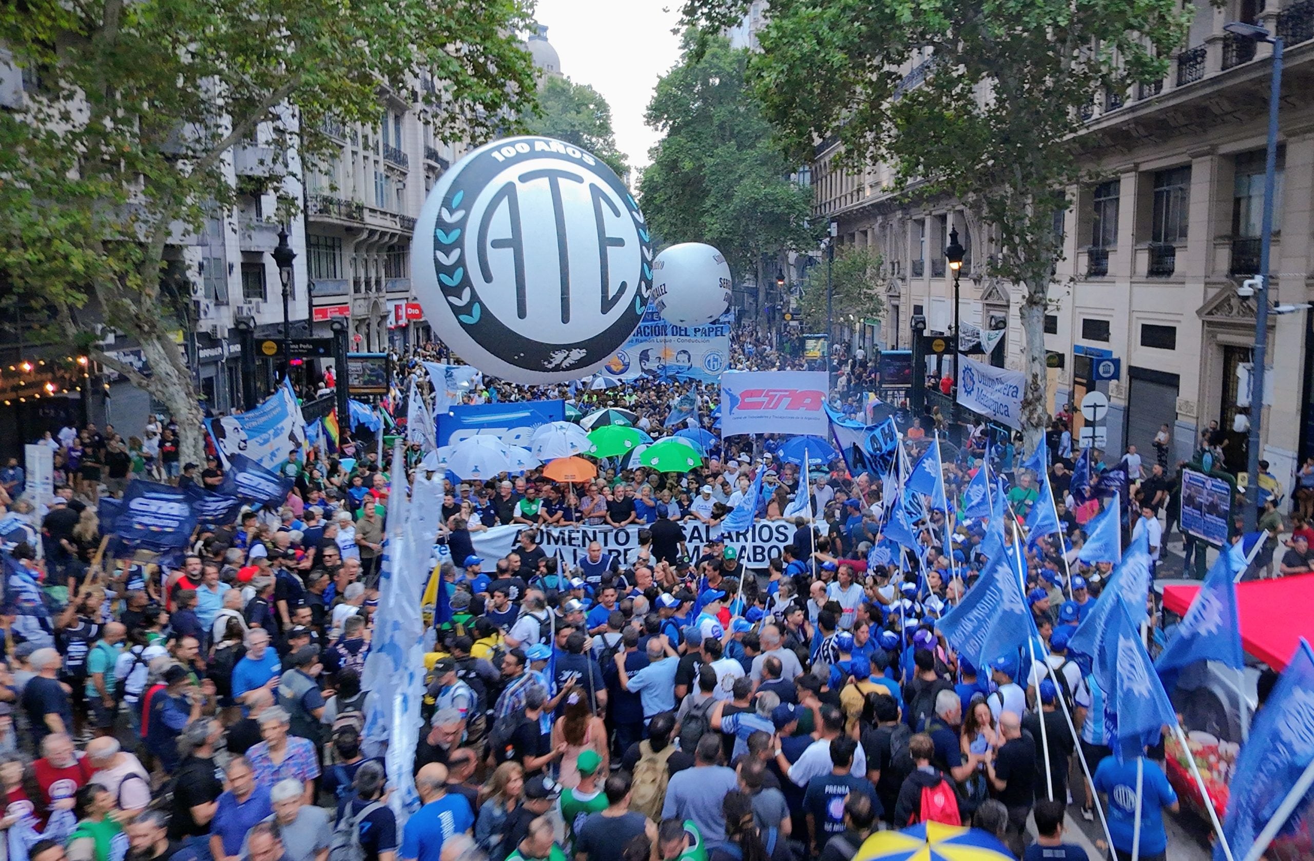 Organizaciones gremiales marchan al Congreso Nacional durante el paro de las centrales obreras contra el proyecto de reforma laboral. FOTO NA DANIEL VIDES