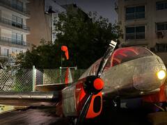 Tiene un avión incrustado en el techo y se destacan por su freeshop de bebidas: el bar de Palermo que es de visita obligada