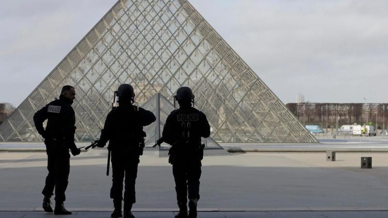 Cierra el Louvre | Roban las joyas de la Corona: un solo diamante cuesta 350 millones de euros, ¿cuánto paga el seguro?