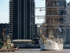 Fragata Libertad: ingresó al puerto de Buenos Aires pero las cámaras empresarias denuncian una "ruptura de la paz social"