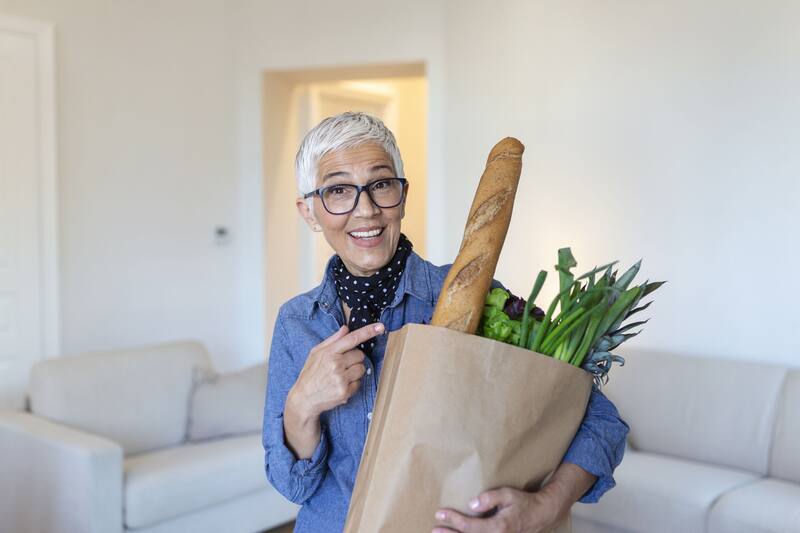 El 10% de descuento está disponible para beneficiarios de ANSES y jubilados en días seleccionados de la semana, según el supermercado. (Foto: Shutterstock)