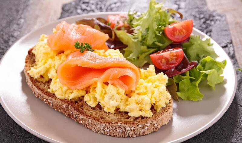 El huevo contiene colina un nutriente esencial para la formación de acetilcolina, un neurotransmisor clave para la memoria, el aprendizaje y el control muscular.