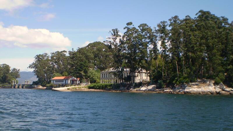Escapadas: esta es la vista de la Isla de San Simón desde la Ría de Vigo.
